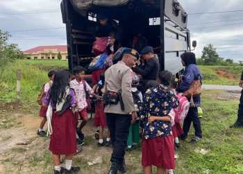 Bus Mogok di Jalan, Personel Brimob Kalteng Tanggap Bantu Antar Pelajar ke Sekolah