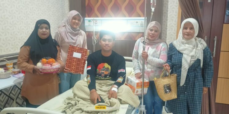 Wujud Kepedulian Dan Beri Motivasi, Dirbinmas Polda Kalteng Bersama Bhayangkari Jenguk Personel Yang Sakit di Rumkit Bhayangkara Palangka Raya